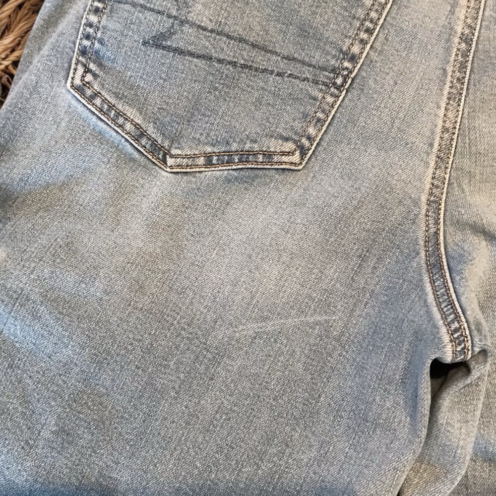 American Eagle Outfitters Light Wash Wide Leg Cargo Jeans - Picture 6 of 9